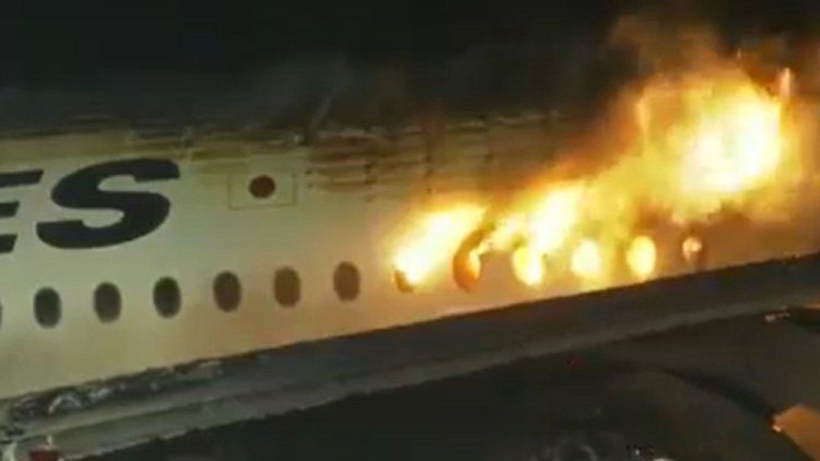 DETIK-DETIK Pesawat Japan Airlines Terbakar Usai Tabakran,Bawa 379 Orang,70 Mobil Damkar Bergerak