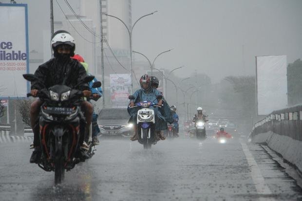 BMKG Prediksi Sejumlah Provinsi Dilanda Hujan Lebat dan Petir Hari Ini
