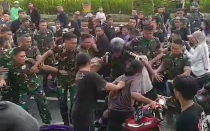 Konvoi Pengantar Jenazah Baku Hantam dengan TNI di Manado, Ada Bendera Parpol