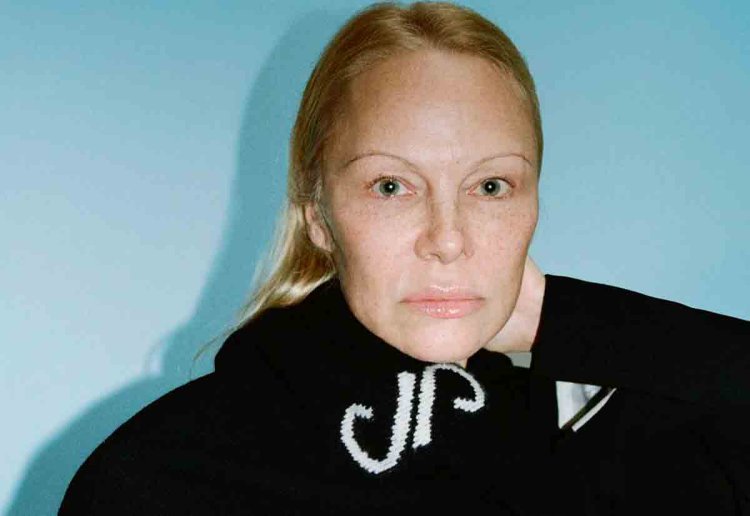 Video: Pamela Anderson, Berusia 56 Tahun, Berpose Tanpa Makeup untuk Kampanye Proenza Schouler