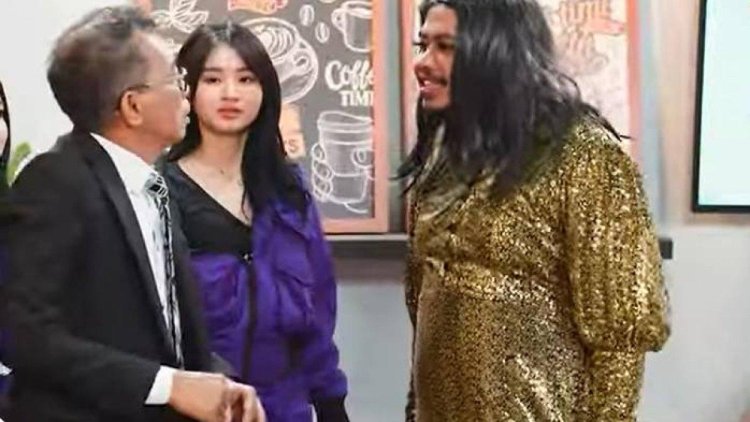 Berdalih Hanya Akting Jadi Bapak,Pelawak Jarwo Kwat Bingung Video Dirinya Peluk Chateez Jadi Viral