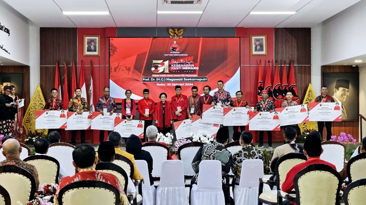 Ketum PDIP Serahkan Bantuan kepada Penerima Megawati Fellowship 2023