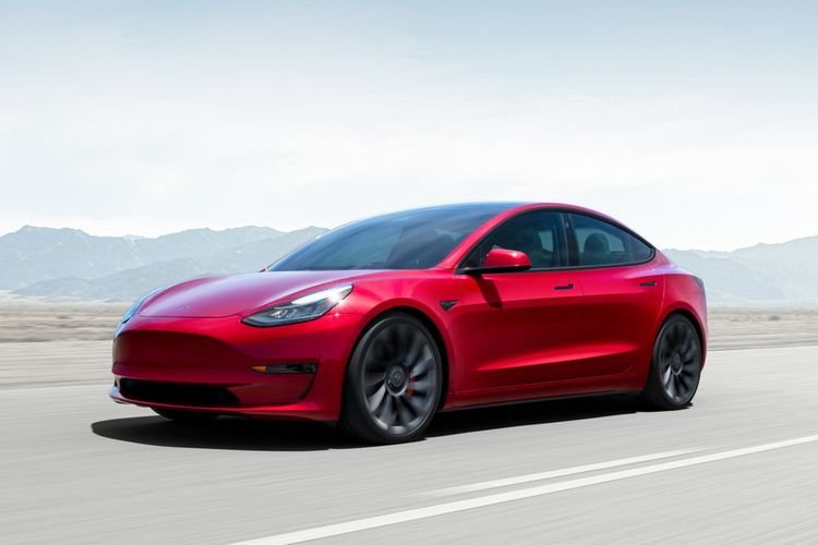 Momen Polisi Tilang Tesla karena Dikira Bukan Mobil Listrik