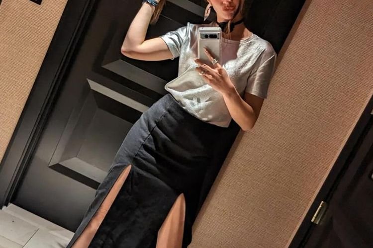 Narsis Selfie Mirror, Nia Ramadhani Umbar Paha Mulus Pakai Rok Belahan Tinggi Seksi