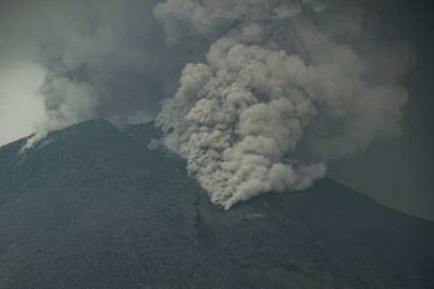 Awas! Lava Pijar Erupsi Gunung Lewotobi Laki-laki di NTT Meluncur Sejauh 3,5 Km