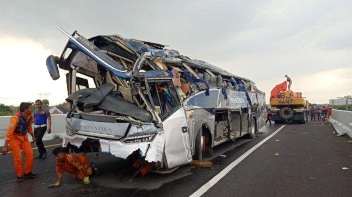 Kronologi Mengerikan Saat Kecelakaan Bus New Santika,Terjun Bebas di Tol Pemalang,Dua Orang Tewas