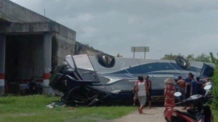 Kecelakaan Bus New Shantika Terjun Bebas di Tol Pemalang,Puluhan Korban Dibawa ke RS,2 Orang Tewas