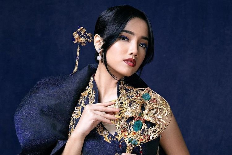 Manis Banget! Intip Inspirasi Dress Cheongsam Bordir Emas ala Fuji yang Cocok untuk Busana Imlek