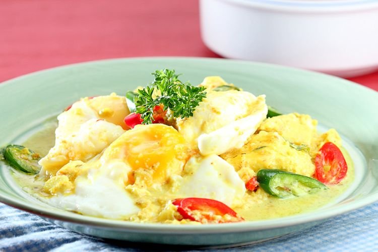 Resep Telur Ceplok Kuah Kuning, Ide Makanan Cepat Matang