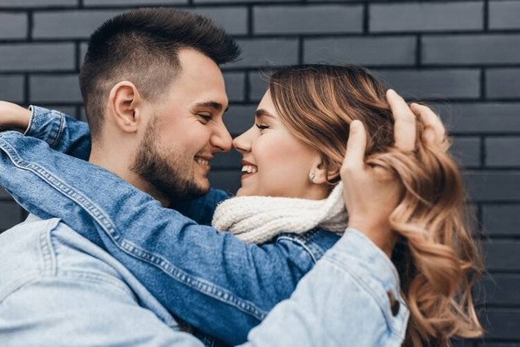 5 Perbedaan Antara Mencintai Seseorang VS Sekadar Jatuh Cinta