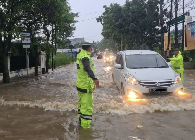 Tidak Disarankan Tapi Begini Cara Aman Mobil Matik Terjang Banjir