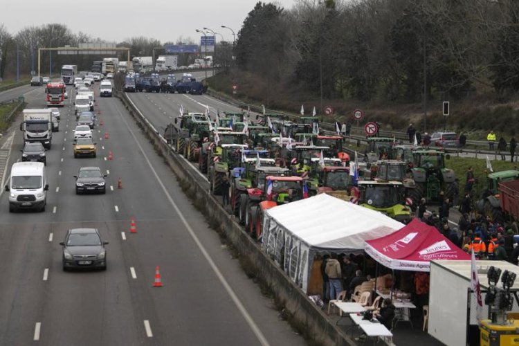 Petani-Petani Eropa Blokir Jalan dengan Traktor