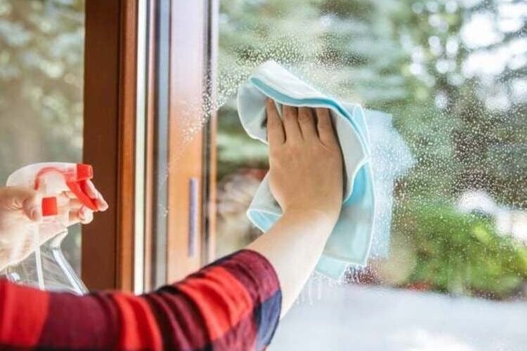 Cara Mudah Membersihkan Kaca Jendela yang Keruh dan Buram, Kembali Kinclong dengan Diusap 1 Bahan Dapur Ini