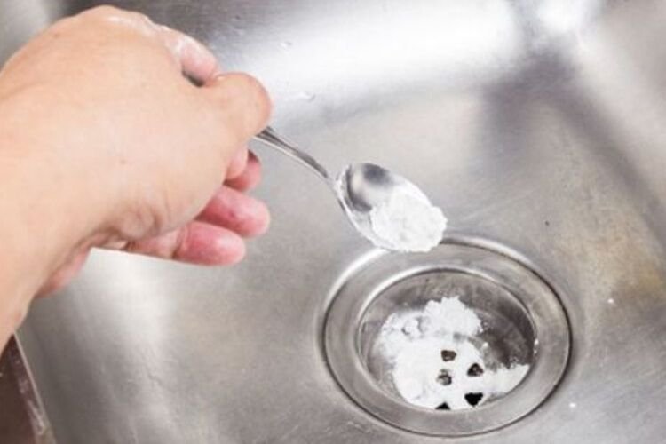 Cara Mudah Membersihkan Saluran Bak Cuci Piring Agar Bebas Bau dan Mampet, Siramkan Bahan Dapur Ini