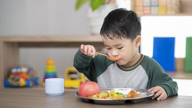 15 Makanan Penyebab Kanker yang Harus Dihindari Anak, Sosis hingga Sereal Manis