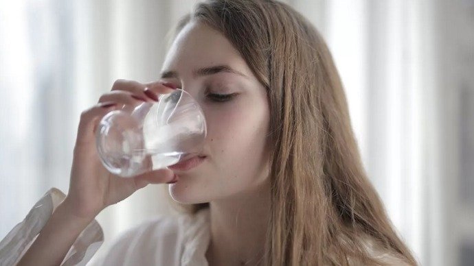 Lima Manfaat Minum Air Putih Sehabis Bangun Tidur