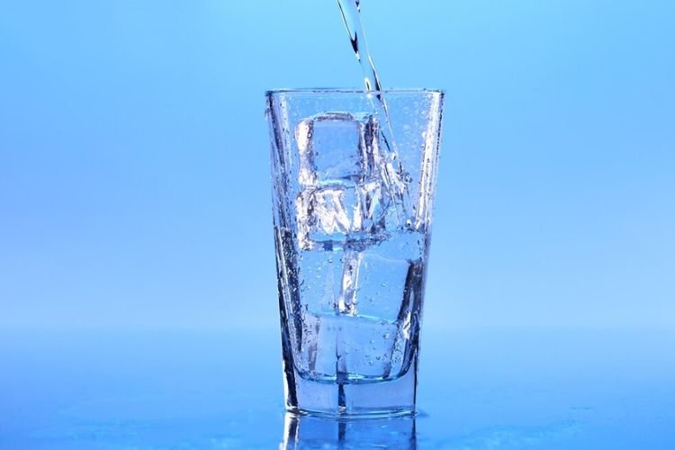 Minum Air Putih Lebih Baik Dingin atau Hangat? Simak Ulasannya