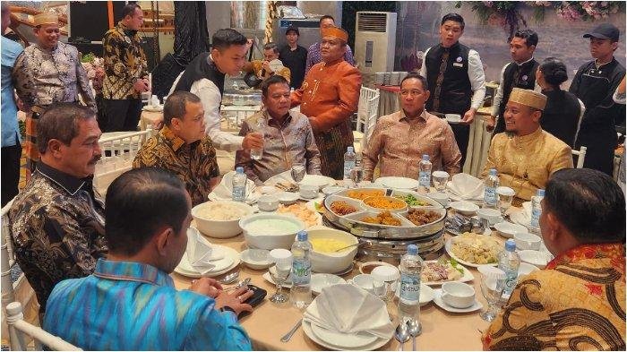 Diapit Panglima TNI dan Pejabat,Crazy Rich Kalsel Santai Makan,Baru Beli Pesawat Harga Rp 1,2 T