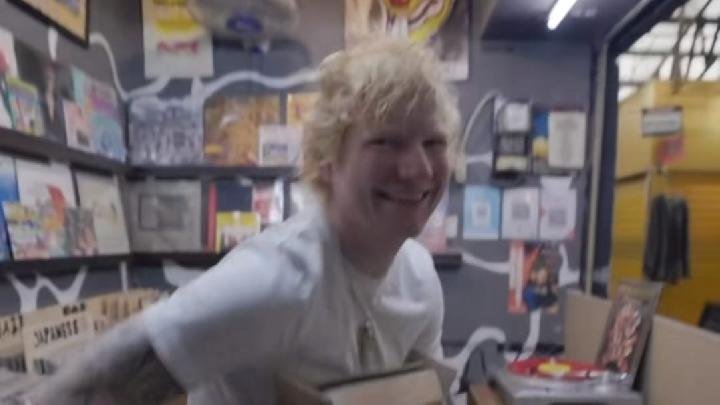 Heboh Ed Sheeran ke Pasar Santa, Sembunyikan Beberapa Vinyl Album Divide Bertandatangan