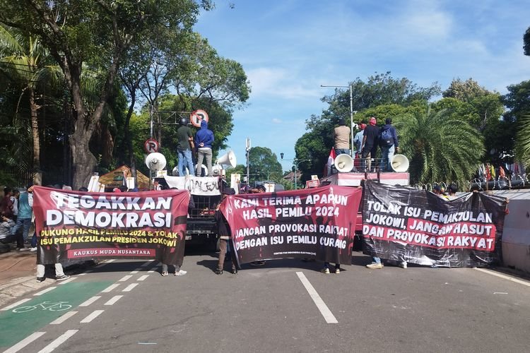 Massa Pro Pemerintah Tiba di KPU RI, Tolak Pemakzulan Jokowi