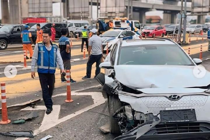 Kecelakaan Beruntun di Gerbang Tol Halim, 4 Orang Dievakuasi ke Rumah Sakit