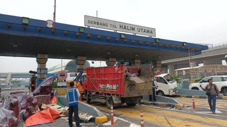 Nasib Sopir Truk Bocil yang Jadi Penyebab Kecelakaan Beruntun di GT Halim,Tak Ada SIM,Luka Ringan