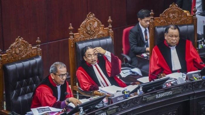Patra M Zen Eks Pengacara Putri Candrawathi Bikin Kesal Hakim MK: Sudah Terlambat Minta Cepat Pula