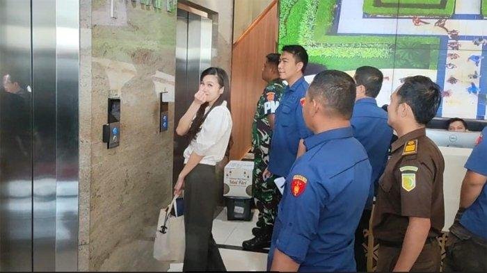 Intip Gaya Sandra Dewi Hadiri Pemeriksaan di Kejagung,Tersenyum Sambil Berikan Simbol Sarangheo