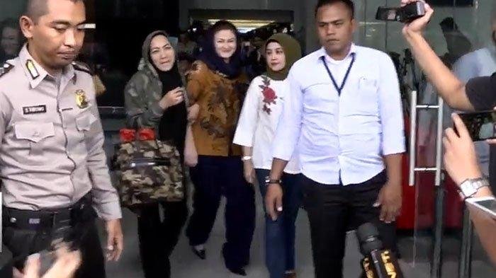 Gaya Modis Istri Tersangka Korupsi Saat Diperiksa,Dari Nyonya Setya Novanto,Terbaru Sandra Dewi
