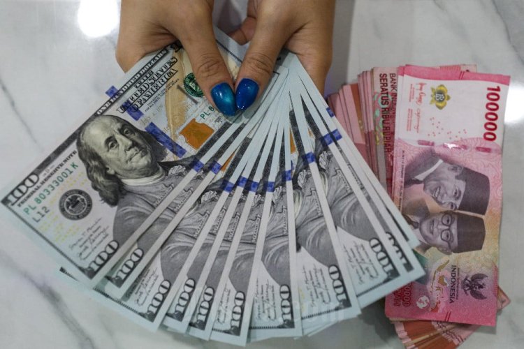 Rupiah Diprediksi Dibuka Rp16.000 per Dolar AS pada Perdagangan Selasa (16/4)