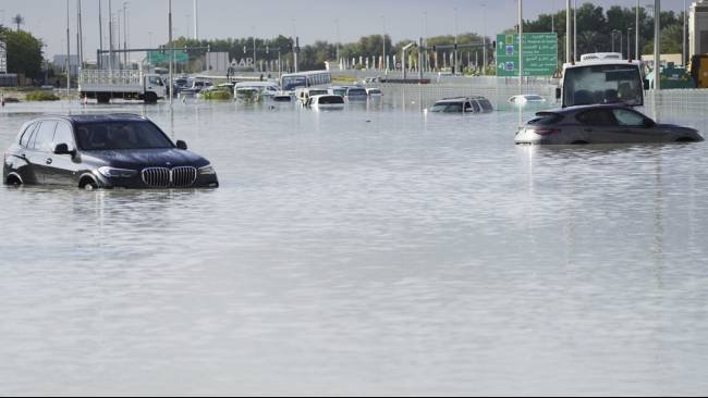 Banjir Menyapu Uni Emirat Arab Usai Hujan Satu Setengah Tahun Jatuh Hanya Dalam Waktu Satu Hari