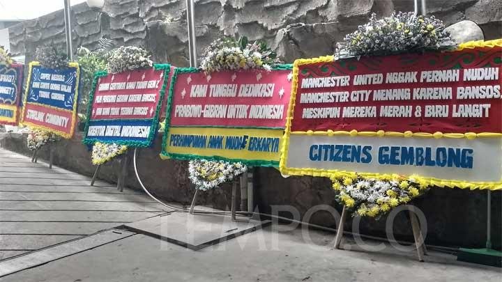 Belasan Karangan Bunga Berisi Dukungan ke Prabowo-Gibran Muncul di Gedung MK Hari ini