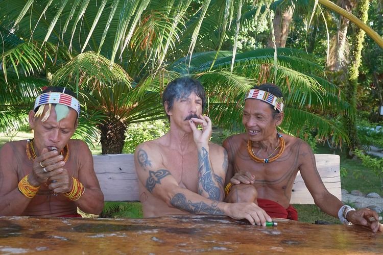 Vokalis Red Hot Chili Peppers Berlibur di Mentawai, Surfing hingga Nikmati Tarian Khas