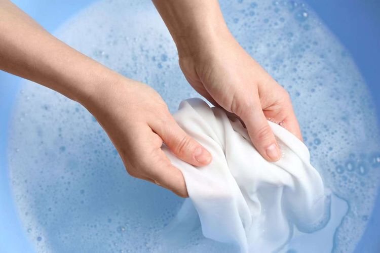 Cara Mencuci Baju Putih Tanpa Pemutih, Rahasianya Cukup Kucurkan 1 Bahan ini